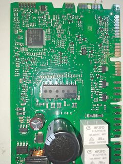 Bestückte grüne Leiterplatte mit elektronischen Bauteilen