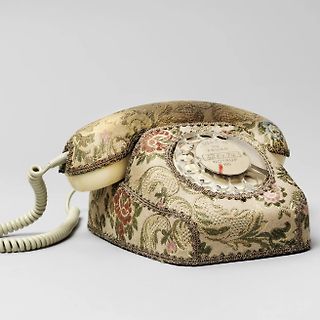 Gemusterter Telefonhörer und Wählscheibe