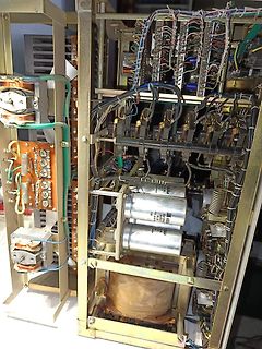 Innenansicht eines alten elektronischen Geräts mit Verdrahtung