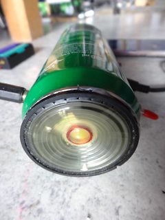 Nahaufnahme einer grünen Flasche mit Lichtreflexion