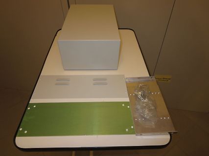 Bauteile und Gehäuseteile auf einem Tisch