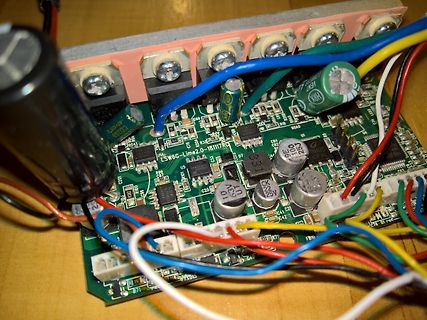 Bestückte Leiterplatte mit Elektrolytkondensatoren und Kabeln