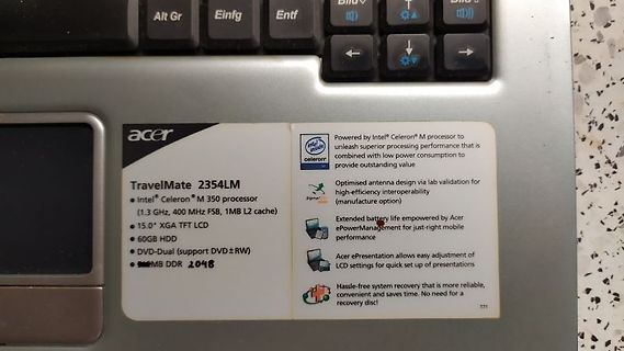 Aufkleber mit technischen Daten eines Acer TravelMate Laptops