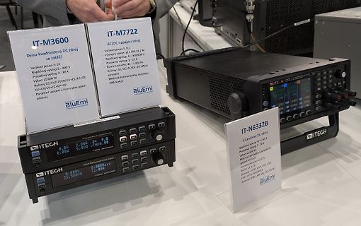 Labornetzgeräte von ITECH und Informationsschilder