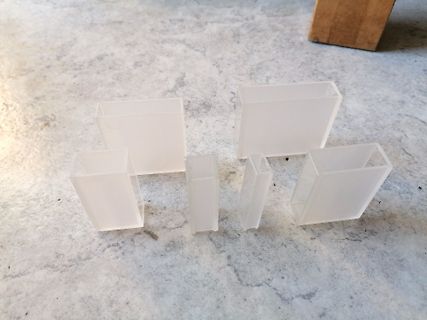 Transparente Kunststoffbehälter auf einer hellen Oberfläche
