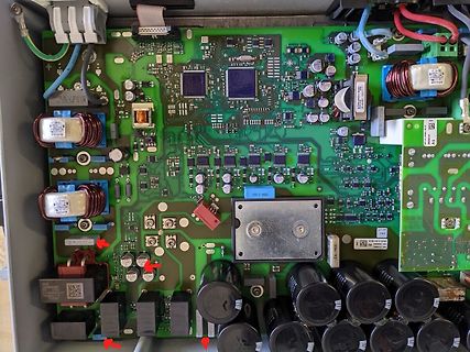 Innenansicht einer Leiterplatte mit elektronischen Bauteilen