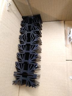 Schwarze Profilschienen in einem Karton