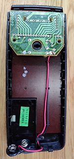 Geöffnetes Elektronikgehäuse mit Leiterplatte und Kabeln
