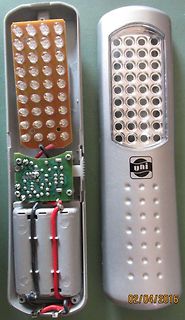Zerlegtes LED-Taschenlicht mit Batteriefach