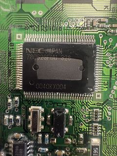 Nahaufnahme eines NEC Mikrocontrollers auf einer Leiterplatte