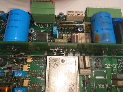 Nahaufnahme einer Leiterplatte mit Elektrolytkondensatoren