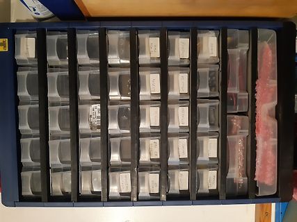 Sortierbox mit elektronischen Bauteilen