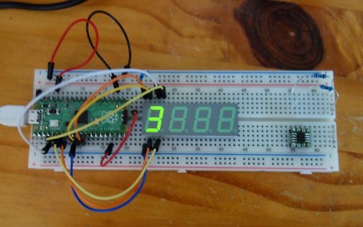 Aufbau mit Breadboard, Raspberry Pi und 4-Digit-7-Segment-Anzeige