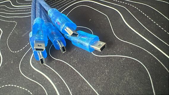 Vier blaue USB-Kabel mit Steckern