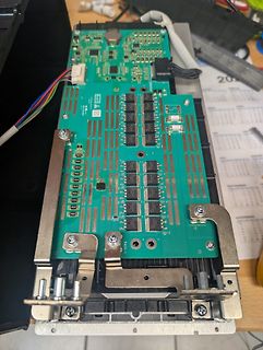 Foto einer grünen Leiterplatte mit elektronischen Bauteilen