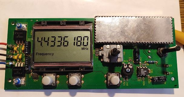Bestückte Leiterplatte mit LCD-Display und Frequenzanzeige