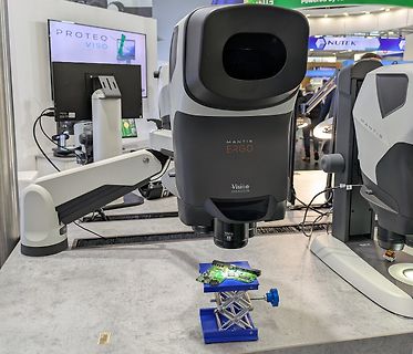 Digitalmikroskop Mantis Ergo mit Leiterplatte auf Probenhalter