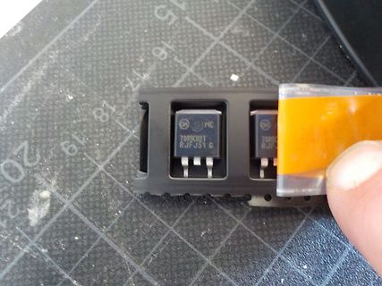 Nahaufnahme eines elektronischen Bauteils mit Flexkabel