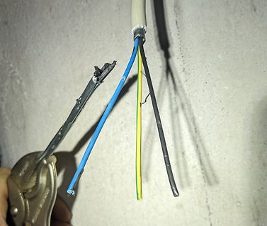 Abisolierte elektrische Kabel mit einer Abisolierzange