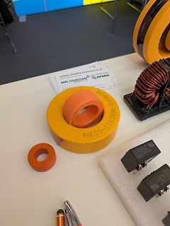 Elektronische Bauteile und Spulen auf weißem Tisch
