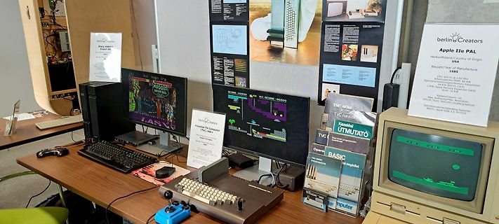 Retro-Computer-Setup mit Apple IIe und TV Computer