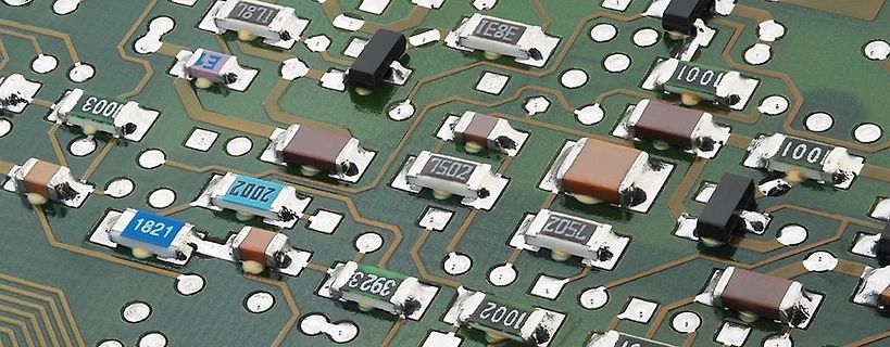 Nahaufnahme einer bestückten Leiterplatte mit SMD-Bauteilen