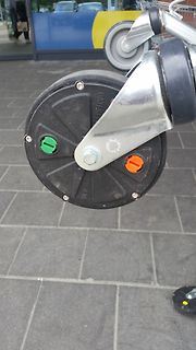 Nahaufnahme eines Einkaufswagenrades
