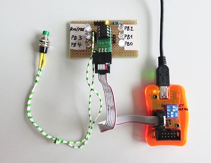 Elektronik-Aufbau mit Mikrocontroller-Board und USB-Adapter
