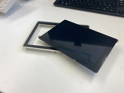 Zerlegtes Tablet-Display auf weißem Tisch