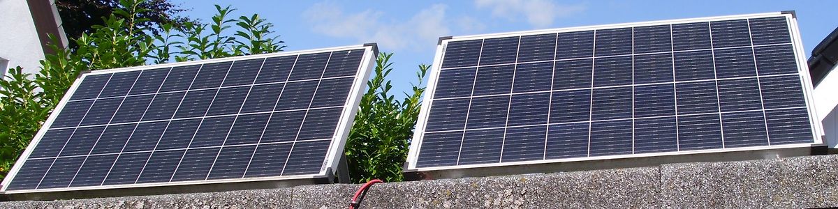 Zwei Solarpanels im Freien
