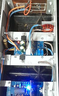 Aufbau eines Netzteils mit Leiterplatten und Verdrahtung