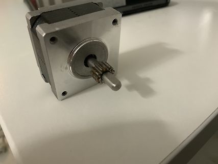 Schrittmotor mit Wellen und Zahnrad