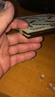 Hand hält Platine mit Playtronik Aufschrift