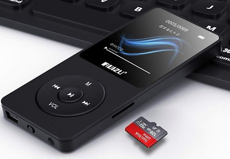 MP3-Player mit SD-Karte auf Tastatur