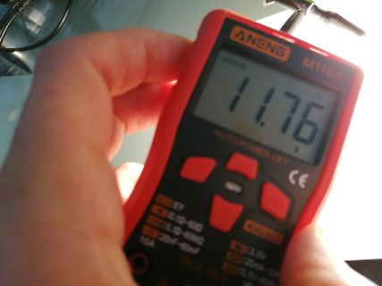 Digitalmultimeter zeigt Messwert 11,76 V