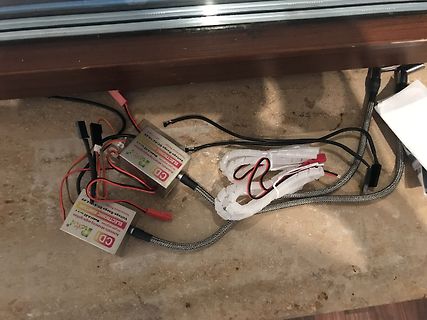 Zwei elektronische Regler mit Kabeln auf Tisch