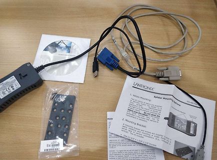 Netzteil, Kabel und Anleitung auf Tisch