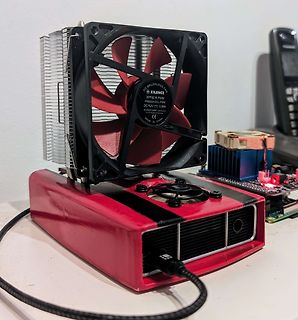 Selbstgebauter Computer oder Mini-PC mit großem CPU-Kühler