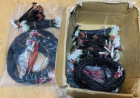 Bündel von Kabeln mit Steckverbindern in Plastikverpackung und Karton