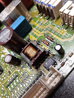 Nahaufnahme einer Leiterplatte mit elektronischen Bauteilen