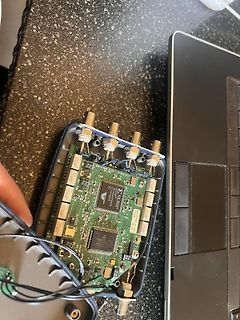 Offene Elektronikplatine mit Xilinx FPGA und Anschlüssen