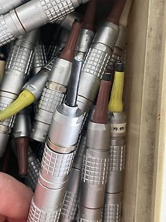 Diverse LEMU-Steckverbinder und Kabel