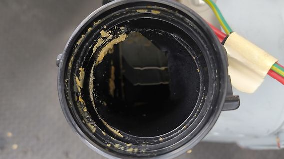Nahaufnahme eines verschmutzten schwarzen Kunststoffgehäuses