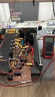 Leiterplatte mit Messaufbau und Multimeter