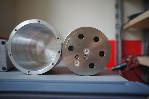 Metallgehäuse und Deckel einer Baugruppe