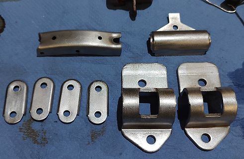 Metallteile und Halterungen auf blauem Untergrund