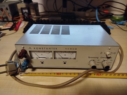 Labornetzteil mit Analoganzeigen