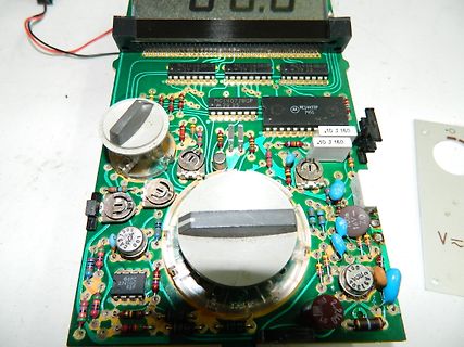 Bestückte grüne Leiterplatte mit integriertem Display
