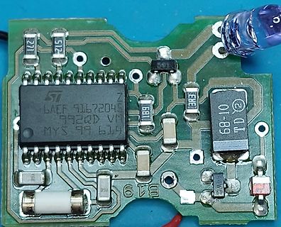 Nahaufnahme einer bestückten Leiterplatte mit ST-Chip
