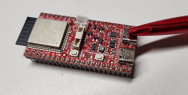 Rote Mikrocontroller-Platine mit USB-Anschluss und Modul